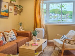 TV connectée, cheminée, table de tennis de table, écrans d'ordinateur