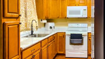 KylskÄp, mikrovÄgsugn, ugn och spishÀll