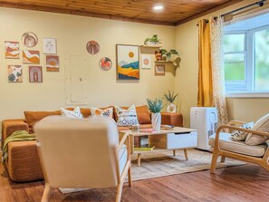 TV connectée, cheminée, table de tennis de table, écrans d'ordinateur