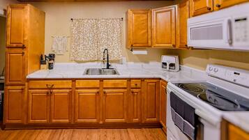 KylskÄp, mikrovÄgsugn, ugn och spishÀll