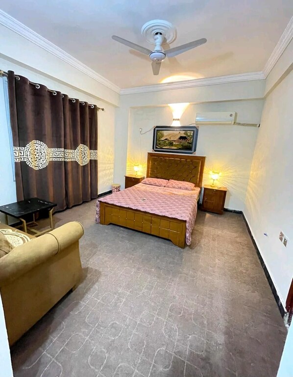 Habitación Deluxe doble, vistas a la ciudad | Sistema de insonorización, tabla de planchar con plancha, wifi gratis
