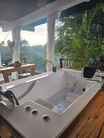 Family Suite, 2 Bedrooms, Mountain View | Private spa tub