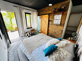 Executive Room, 1 Double Bed, Pets Allowed, Mountain View | Premium bedding, down comforters, Select Comfort beds, minibar