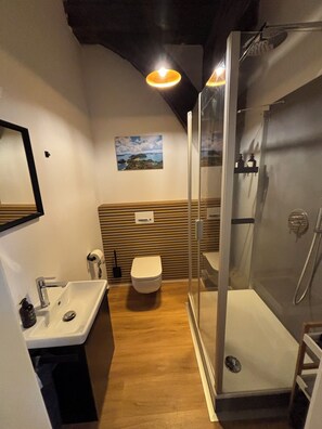 Shower, hair dryer, towels, soap - Vacation apartment Wümme in a monument (Lilienthal)