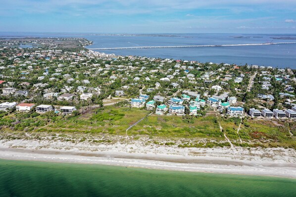 Beach nearby - Across the street from beach access! 2 BDR+LOFT 3 bath pool home! (Sanibel)