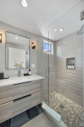 Regadera, secadora de cabello, toallas, jabón 