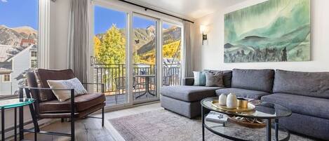 Televisión y chimenea