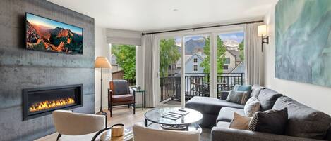 Televisión y chimenea