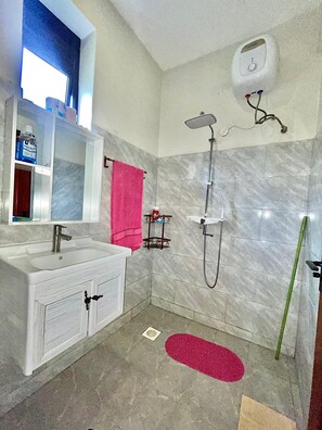 Secadora de cabello, toallas, jabón, papel de baño 