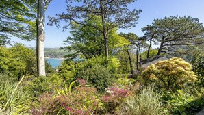 A coastal landscape with trees, shrubs, and a view of the sea. - Moult Sylvan, Homely 4 bed, stunning sea views, Salcombe (Salcombe)