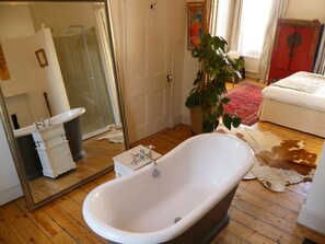 Family Apartment, City View | Bathroom