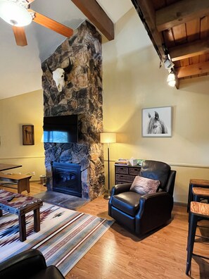 Smart TV, fireplace - Lift View Condo - 9 in the heart of the resort (Taos Ski Valley)
