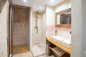 Een douche, een haardroger, een bidet, handdoeken