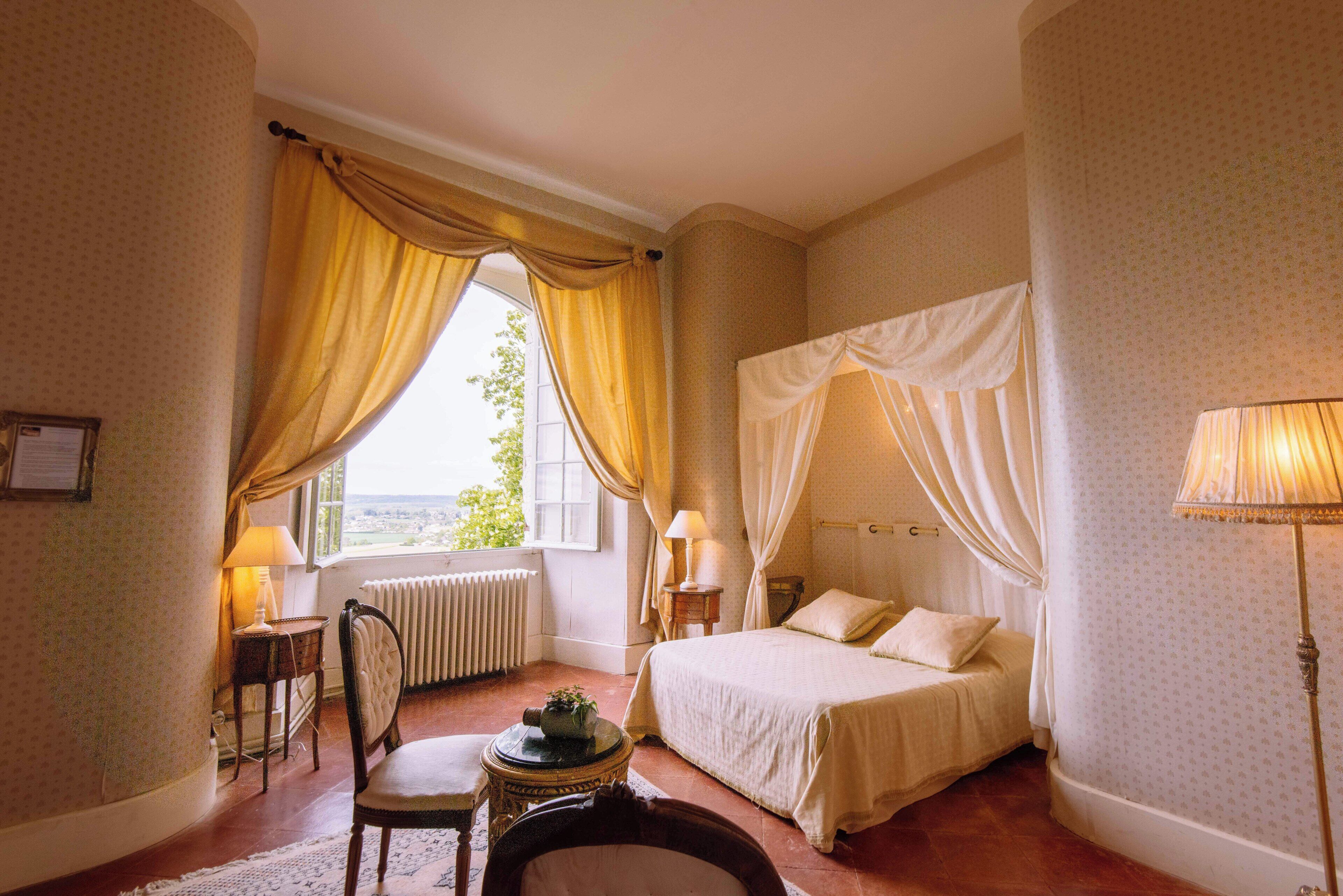 11 bedrooms, iron/ironing board, WiFi, bed sheets