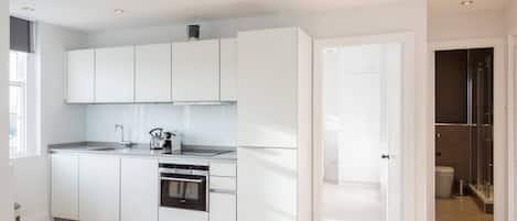 Kühlschrank, Mikrowelle, Ofen, Herdplatte