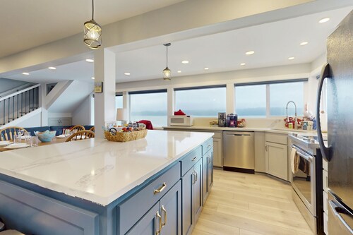 Waterfront Retreat on Camano Island – Stunning Views!