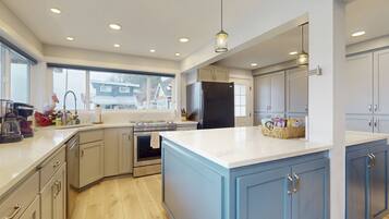 Jääkaappi, mikroaaltouuni, uuni, liesi