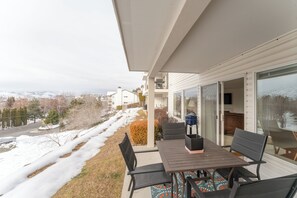 Outdoor dining - Park Pointe B102 – Walk to the Beach & Enjoy the Pool & Hot Tub! (Chelan)