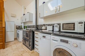Frigorifero, forno, lavastoviglie, pentole/stoviglie/utensili