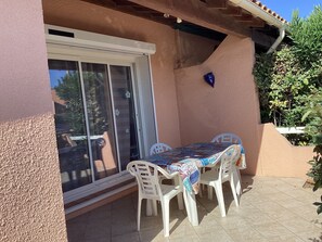 Outdoor dining - South Seas getaway at Les Ayguades (Gruissan)