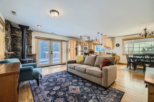 Moon Creek Cabin - A Cozy, Rustic Mountain Retreat!