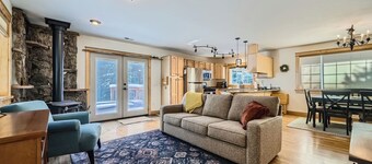 Moon Creek Cabin - A Cozy, Rustic Mountain Retreat!