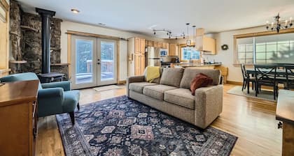 Moon Creek Cabin - A Cozy, Rustic Mountain Retreat!