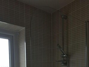 Comfort Single Room, Ensuite (Room4) | Bathroom | Shower, towels, soap, shampoo - A35 PitStop (Axminster)