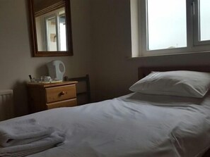 Comfort Single Room, Ensuite (Room4) | Desk, free WiFi - A35 PitStop (Axminster)