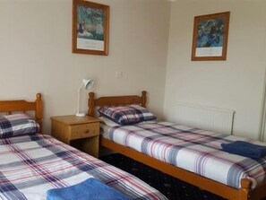 Comfort Twin Room, Ensuite (Room 2) | Desk, free WiFi - A35 PitStop (Axminster)