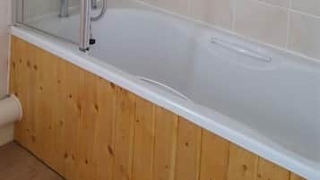 Habitación doble Confort, baño en la habitación (Room 1) | Baño | Regadera, toallas, jabón, shampoo