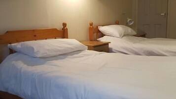 غرفة مريحة بسريرين منفصلين - بحمام داخل الغرفة (Room 6) | 1 غرفة نوم ومكتب وواي فاي مجانًا