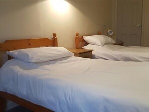 Comfort Twin Room, Ensuite (Room 6) | Desk, free WiFi - A35 PitStop (Axminster)
