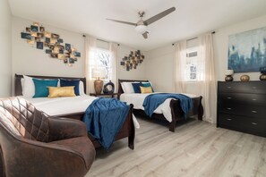 2 habitaciones, escritorio, tabla de planchar con plancha y wifi gratis