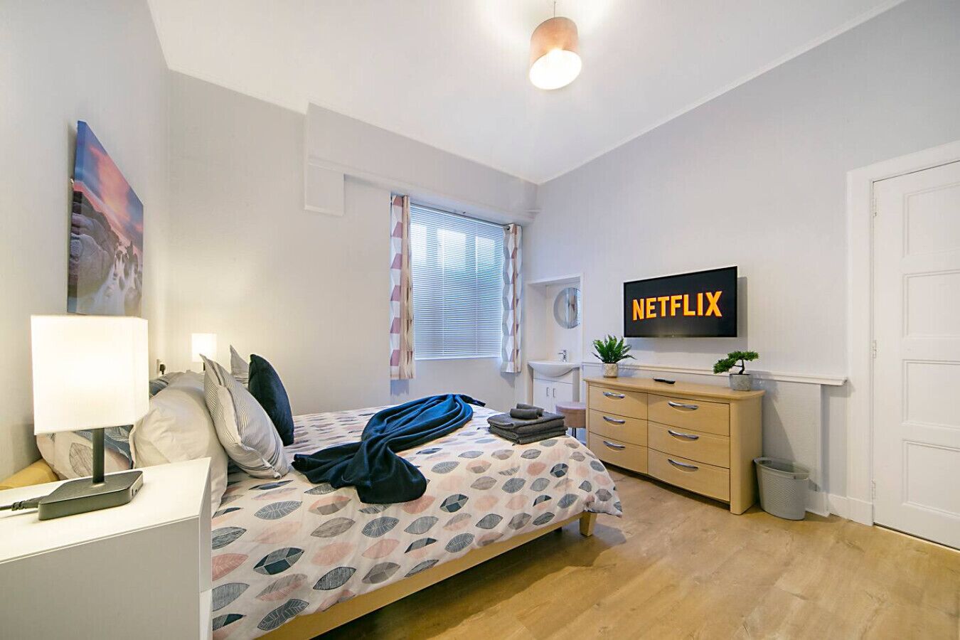 8 chambres, bureau, fer et planche à repasser, lit de bébé portatif