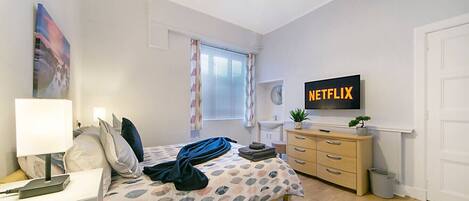 8 chambres, bureau, fer et planche à repasser, lit de bébé portatif