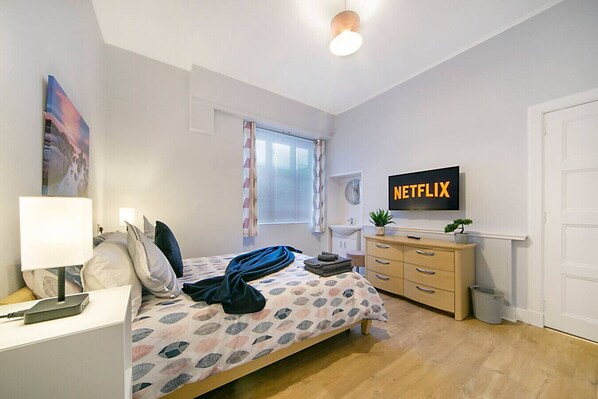 8 bedrooms, desk, iron/ironing board, travel crib