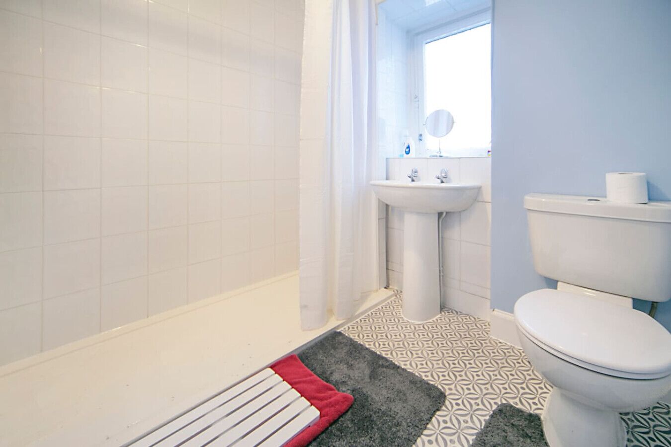 Ein Badezimmer mit Badewanne, Waschbecken und Toilette.
