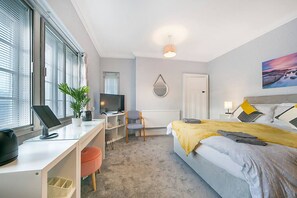 8 bedrooms, desk, iron/ironing board, travel crib
