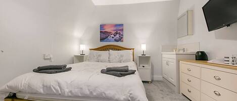 8 bedrooms, desk, iron/ironing board, travel cot