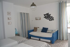 2 bedrooms, iron/ironing board, WiFi, bed sheets - Domaine de Buscail, Bois de Py, swimming pool, park and gardens, magnificent views. (Mazerolles-du-Razès)