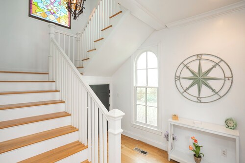 Private, 2 Bedroom Suite with Balcony at Farmhouse Retreat, Central Location