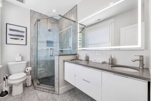 Shower, hair dryer, towels, soap - 3 Bdrm 3 Full Bath Tower View walk up (Cincinnati)