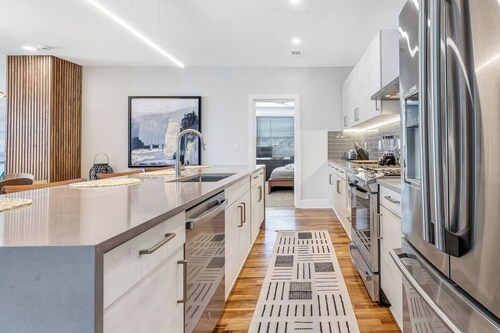 3 Bdrm 3 Full Bath Tower View walk up