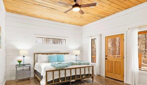 2 bedrooms, free WiFi, bed sheets - Modern Cabin w/Foosball, Fire Pit, Hot Tub (Broken Bow)