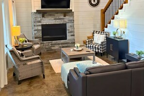 Smart TV, fireplace - Modern Cabin w/Foosball, Fire Pit, Hot Tub (Broken Bow)