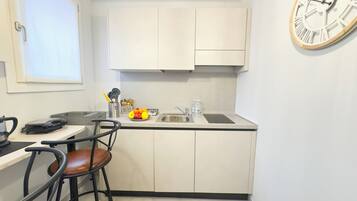 Frigorifero, microonde, lavastoviglie, macchina per tè/caffè