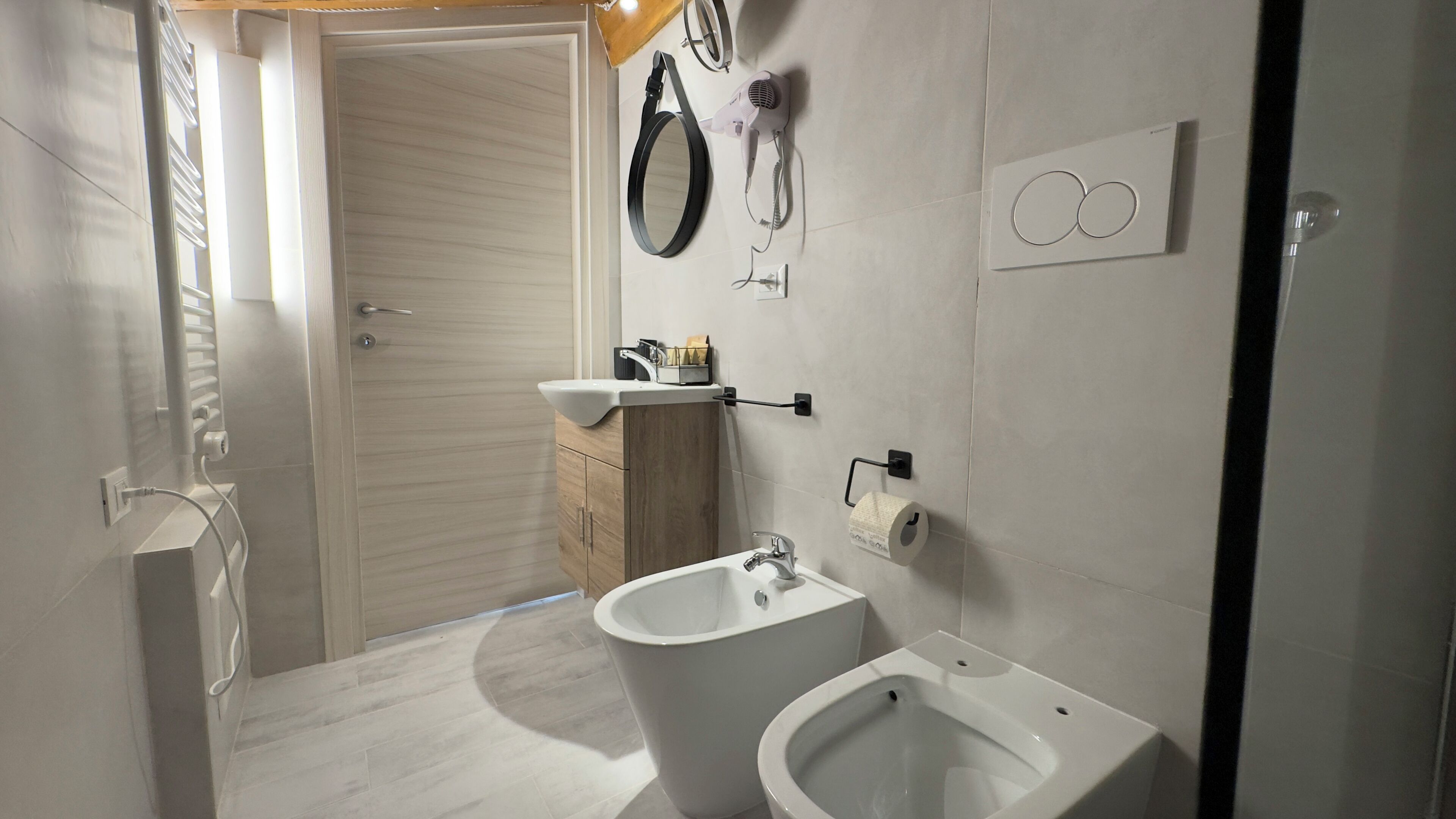 Douche, sèche-cheveux, bidet, serviettes fournies