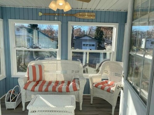 Great Front Porch with 3 Bedrooms and King Bed