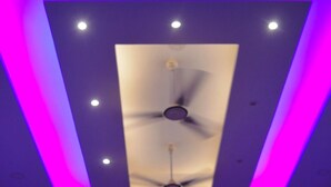 Een plafond met een centrale ventilator en inbouwverlichting.